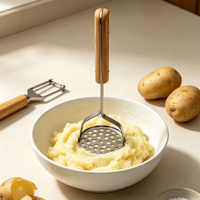 Ronde geperforeerde groentepuree-gereedschap met houten handvat en roestvrijstalen aardappelstamper