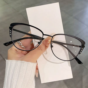 Gafas de Moda IStapromo con Protección Anti-Luz Azul y Lentes que Cambian de Color, Montura con Incrustaciones de Diamantes, Estilo Moderno y Personalizado - Product Image 6