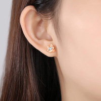 Boucles d'oreilles clous minimalistes en argent sterling 925 plaqué rhodium avec zircon cubique motif fleur rose pour femme