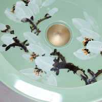 Fregaderos de baño de cerámica de flor de ciruelo redondo pintado a mano con arte sobre encimera verde esmaltado a la venta