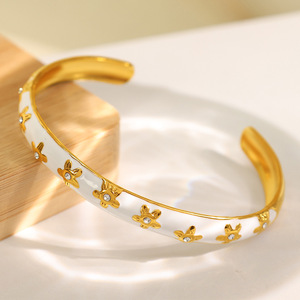 กำไลข้อมือรูปตัว C ประดับดอกไม้และเพชรซิคอนสำหรับผู้หญิง เครื่องประดับแฟชั่น - Product Image 3