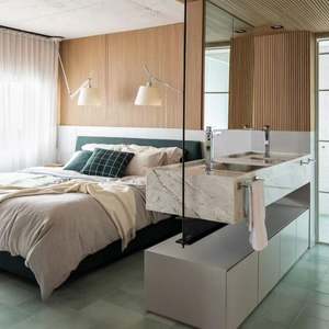 Miroir intelligent de luxe personnalisable, armoire de salle de bain, style hôtel moderne avec bande lumineuse, fabriqué en panneau de bois - Product Image 6