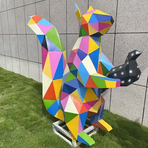 Personalizando a escultura geométrica pintada à mão do esquilo do metal de aço inoxidável colorido para a exposição exterior