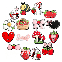 Breloques et clips décoratifs pour chaussures en PVC souple, motifs mignons de dessins animés (nœud, abeille, marguerite, champignon, lapin, fraise), accessoires DIY pour sandales