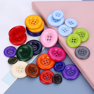 Bottone in Resina a Quattro Fori Colorato per Cappotti, Pigiami e Abbigliamento Casual - Product Image 1