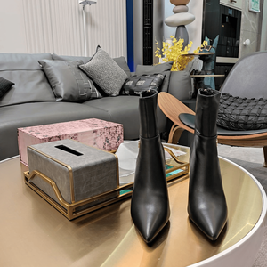 Zapatos Jimmy de Alta Calidad para Mujer Hechos de Cuero de Primera Calidad y Equipados con un Tacón en Forma de Lágrima para una Fácil Limpieza - Product Image 2