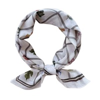 Écharpe carrée en satin de soie 70 cm à motif feuille quadrillée crème personnalisée pour femme – Décoration chic pour le cou