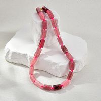 Collier tendance pour femme en pierre naturelle de quartz fraise, perles tubulaires roses et rubis, idéal pour le printemps et les tenues décontractées