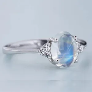 Женское кольцо из серебра 925 пробы с лунным камнем