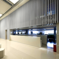 Colonne de tube de bois composite en PVC résistant à la fumée pour l'intérieur en plastique composite Panneau tubulaire WPC texturé Faisceau creux