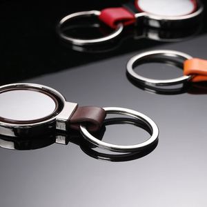 Porte-clés de luxe personnalisé en métal rotatif double face de forme irrégulière avec impression UV intégrale, idéal comme cadeau souvenir et support de clés par sublimation - Product Image 2