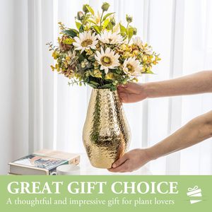 Luxueux vase à fleurs en métal très brillant avec des propriétés résistantes aux intempéries, idéal pour une utilisation intérieure ou extérieure disponible chez Affordavle - Product Image 3