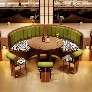 Ensemble de salle à manger avec banquette recouverte de velours courbé, table ronde en bois massif, chaise à imprimé léopard, idéal pour bar à vin ou <span class=keywords><strong>restaurant</strong></span> - Product Image 2