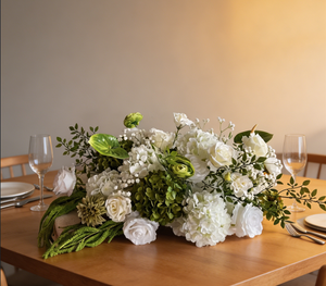 Centre de table élégant en fleurs artificielles blanches et vertes, chemin de table personnalisé en fleurs artificielles pour la décoration de table de mariage - Product Image 3