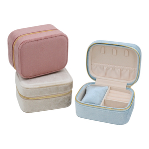 Boîte à bijoux portable rectangulaire en velours avec fermeture éclair pour montres, bagues, colliers et bracelets – Offre spéciale - Product Image 1