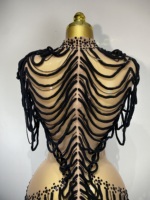 Costume de scène pour femmes, robe courte sexy en maille avec chaînes en strass, tenue de soirée en boîte de nuit