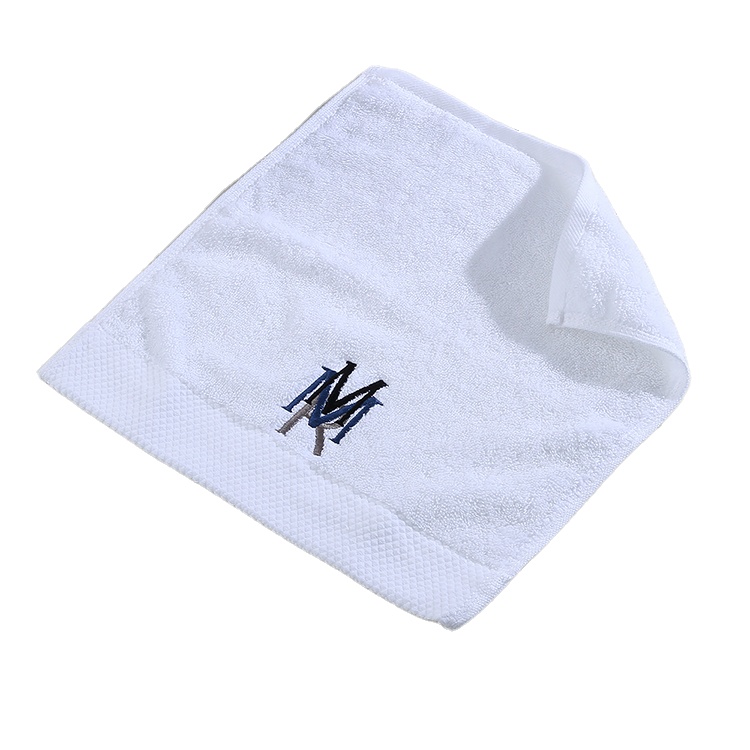 Serviette en coton brodée blanche avec logo personnalisé avec de petites serviettes en coton pour la salle de sport