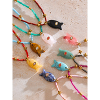 Collier en chaîne à perles en acier inoxydable JINYOU 6581 avec pierres multicolores, zircon cubique et pendentif poisson en pierre naturelle