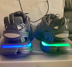 Sneakers légères tendance de créateurs, noires, à lacets, respirantes, avec LED, chaussures de luxe pour hommes, vente en gros - Product Image 2