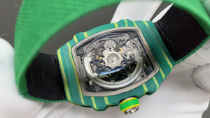 L'orologio personalizzato ha un spessore di soli 7,8 mm e un peso di soli 35 grammi. IT si sente estremamente leggero nelle mani. - Product Image 6