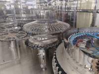 Machine de remplissage aseptique de liquides en bouteilles PP pour la fabrication de solutions IV et de chlorure de sodium dans les usines de biotechnologie