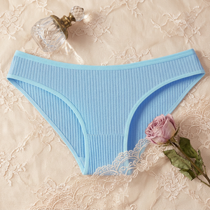 Culottes de bikini côtelées en coton bleu clair pour femmes, couleur unie, taille mi-haute, confortables pour le quotidien, sous-vêtements pour femmes OEM ODM - Product Image 2