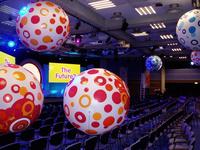 Ballon gonflable géant rayé multicolore durable et personnalisé pour la décoration d'événements en extérieur