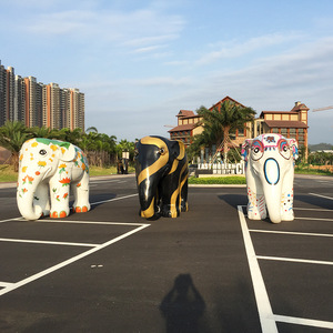 Escultura de Elefante Pintada en Fibra de Vidrio Libit, Figura de Animal Hecha a Mano para Montar en el Suelo, Personalizable - Product Image 2