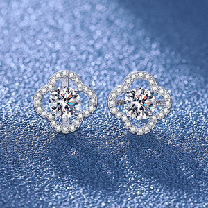Pendientes con incrustaciones de cuatro garras clásicos de plata S925 para mujer de gama alta Diseño elegante simple con joyería de lujo ligera de moissanita de lujo - Product Image 3