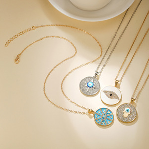 Collier transfrontalier européen-américain avec pendentif rond en acier inoxydable, diamant et œil porte-bonheur, chaîne de clavicule, bijoux de mode pour femmes - Product Image 1
