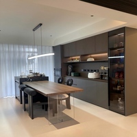 Meuble de rangement moderne sans poignée avec éclairage LED et vitrine à vin, fond en dalle de roche, éco-responsable, pour salle à manger