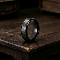 Cincin Kawin Pria Tizti Jewelry Tantalum Berlapis Hitam dengan Bagian Tengah Berpalu dan Tepi Bertingkat, Perhiasan Trendi untuk Pria