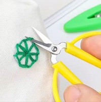 Mini ciseaux de broderie portables, mignons, avec carte d'instructions, colorés et durables pour les travaux manuels, le bricolage, la couture et la broderie.