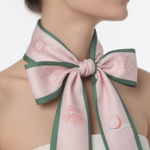 Sciarpa <span class=keywords><strong>in</strong></span> <span class=keywords><strong>Seta</strong></span> Rosa con Segno Zodiacale Cancro e Bordo Verde per Cravatta da Donna o Accessorio di Lusso per Borse - Product Image 1