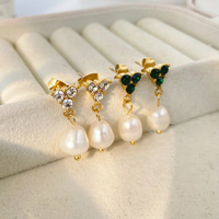 Boucles d'oreilles tendance en acier inoxydable plaqué or 18 carats avec trois diamants et perles d'eau douce, bijoux