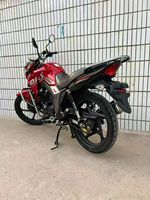 Haojue, équipée d'un moteur de 125 cm³, est une moto pratique et économe en carburant, un choix idéal pour les trajets quotidiens.