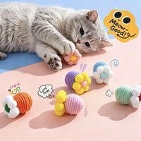 Bola mainan kucing dari tali katun linen dengan lonceng, aman, desain interaktif untuk hiburan mandiri dan mengatasi kebosanan.