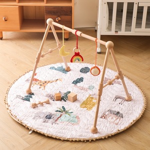 Tapis d'éveil triangulaire en bois de qualité supérieure pour bébé, avec pendentifs animaux en peluche, idéal pour le sport et le fitness des nouveau-nés - Product Image 2