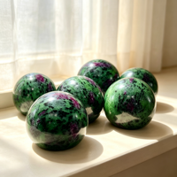 Sphère en cristal de zoïsite avec rubis naturel en gros pour la décoration intérieure et les cadeaux minéraux