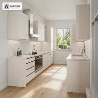 Meuble de cuisine contemporain en chêne blanc, configuration en U, avec portes à panneaux clairs, tiroirs à fermeture amortie et dimensions d'unités personnalisées