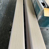 Matériau de plafond suspendu en PVC de conception saoudienne, 25 cm * 7,5 mm * 2,44 m, fabriqué en Chine