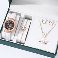 Nouvelle montre à quartz à bracelet numérique simple pour femmes avec bracelet en cuir à la mode et boîtier en alliage à cadran en verre