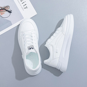Nuove <span class=keywords><strong>scarpe</strong></span> <span class=keywords><strong>bianche</strong></span> piccole da <span class=keywords><strong>donna</strong></span>, estive, con suola spessa, versatili, sportive, casual, da studentessa. - Product Image 2