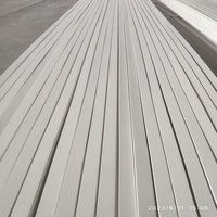Moulure de sol en bois blanc moderne, profil quart de cercle, légère, imperméable, durable et écologique