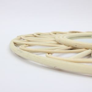 Specchio da appendere a parete decorativo intrecciato a forma di girasole scavato, specchio per il trucco a strisce di bambù fatto a mano - Product Image 5