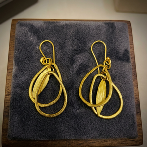 Boucles d'oreilles pendantes classiques unisexes Ramavati Gems en laiton, design spirale irrégulier, plaqué or 18 carats, alliage de cuivre, forme cœur, pour soirée - Product Image 2
