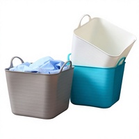 Panier à linge carré en plastique de style minimaliste moderne avec poignées binaurales pour le rangement des vêtements dans la salle de bain 34,7x29x30cm