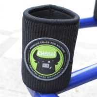 Support de canette personnalisé en velours côtelé et néoprène avec logo en patch de caoutchouc, base antidérapante et coutures surjetées pour porte-canettes et refroidisseurs de canettes
