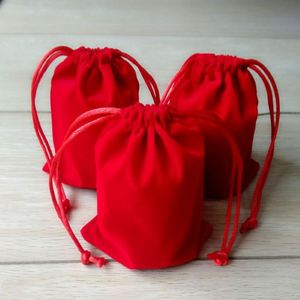 Pochettes en velours rouge légères, personnalisées, imprimées, de haute qualité, à la mode, petites, en gros, avec cordon de serrage, pour accessoires et bijoux - Product Image 3