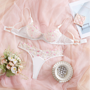 Ensemble de lingerie brodée florale très tendance, nouveau modèle transparent pour femmes, ensemble de sous-vêtements et de culottes - Product Image 1